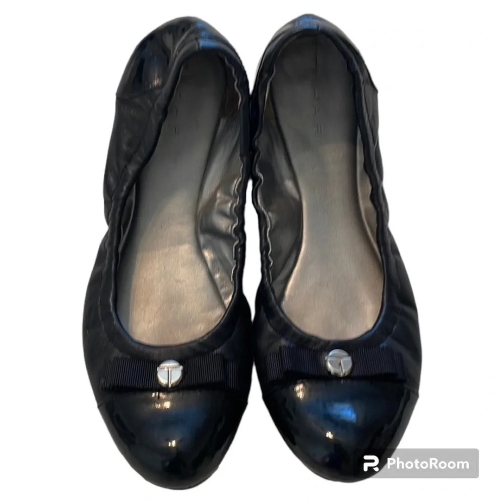 Tahari Gibson 6M Ballet Flats Black Patent Toe and Heel Bow Toe Silver Button